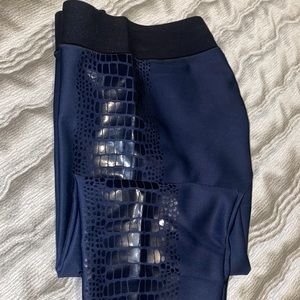 Ultracor legging in navy blue with pattern on the sides in Medium